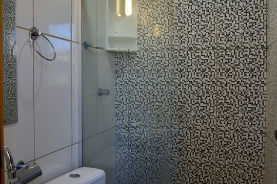 Banheiro de kitnet/studio para alugar com 1 quarto, 30m² em João Pinheiro, Belo Horizonte