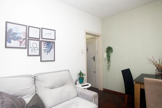 Sala de kitnet/studio à venda com 1 quarto, 45m² em Azenha, Porto Alegre