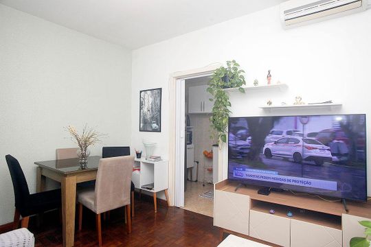 Sala de kitnet/studio à venda com 1 quarto, 45m² em Azenha, Porto Alegre