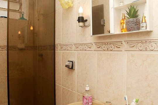 Banheiro de kitnet/studio à venda com 1 quarto, 45m² em Azenha, Porto Alegre