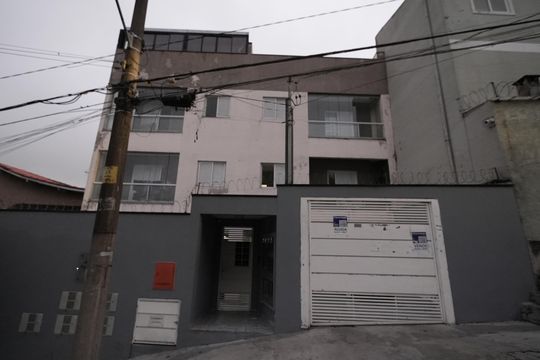 Fachada do Prédio de casa para alugar com 2 quartos, 112m² em Vila Scarpelli, Santo André