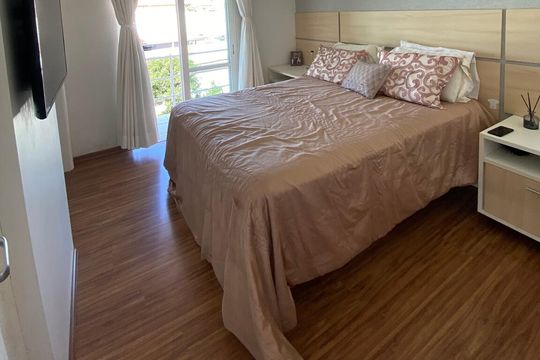 Suíte de casa de condomínio para alugar com 4 quartos, 191m² em Ponta Grossa, Maricá