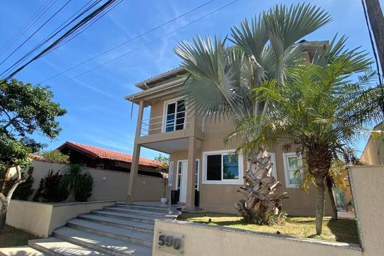 Fachada de casa de condomínio para alugar com 4 quartos, 191m² em Ponta Grossa, Maricá