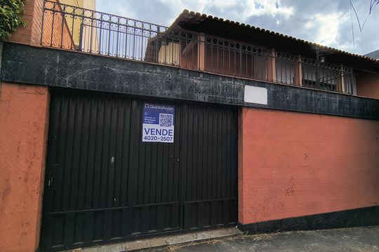 Fachada de casa à venda com 3 quartos, 435m² em Barroca, Belo Horizonte