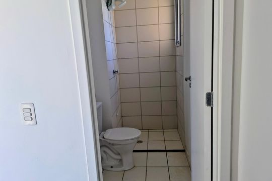 Banheiro social de apartamento à venda com 2 quartos, 55m² em Jardim do Lago II, Campinas