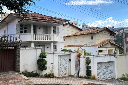 Fachada de casa à venda com 4 quartos, 525m² em Santa Lúcia, Belo Horizonte