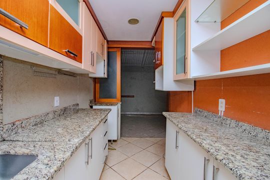 Cozinha e Área de Serviço de casa de condomínio para alugar com 3 quartos, 74m² em Humaitá, Porto Alegre