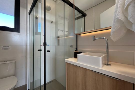 Banheiro suíte  de apartamento para alugar com 1 quarto, 57m² em Barra da Lagoa, Florianópolis