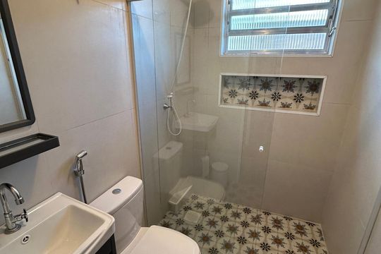 Banheiro 1 de apartamento para alugar com 2 quartos, 110m² em Itararé, São Vicente