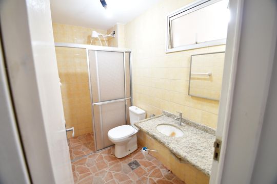 Banheiro de apartamento à venda com 1 quarto, 42m² em Botafogo, Campinas
