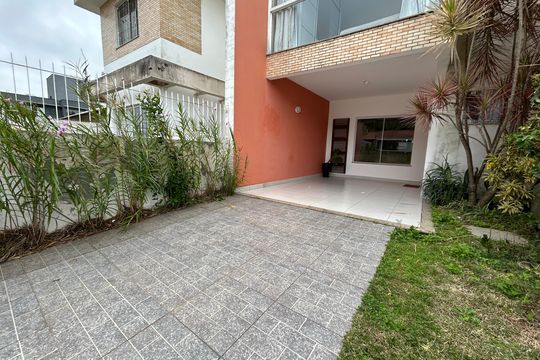 Área externa de casa para alugar com 3 quartos, 138m² em Rio Tavares Central, Florianópolis
