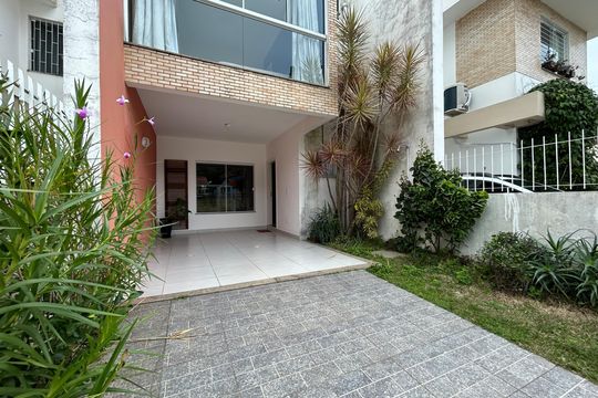 Garagem de casa para alugar com 3 quartos, 138m² em Rio Tavares Central, Florianópolis