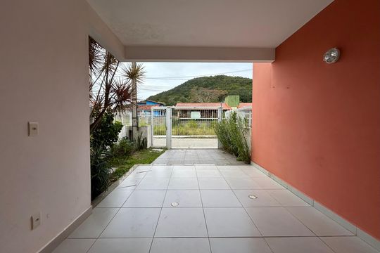 Garagem de casa para alugar com 3 quartos, 138m² em Rio Tavares Central, Florianópolis