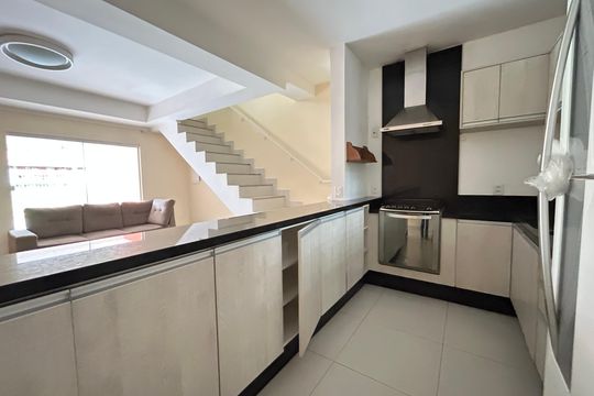 Cozinha  de casa para alugar com 3 quartos, 138m² em Rio Tavares Central, Florianópolis