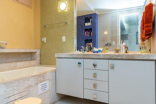 Banheiro de apartamento à venda com 3 quartos, 201m² em Bela Vista, Porto Alegre