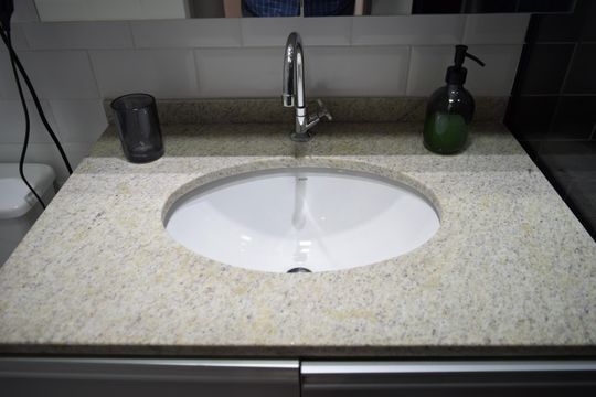 Banheiro de kitnet/studio à venda com 1 quarto, 45m² em Pinheiros, São Paulo