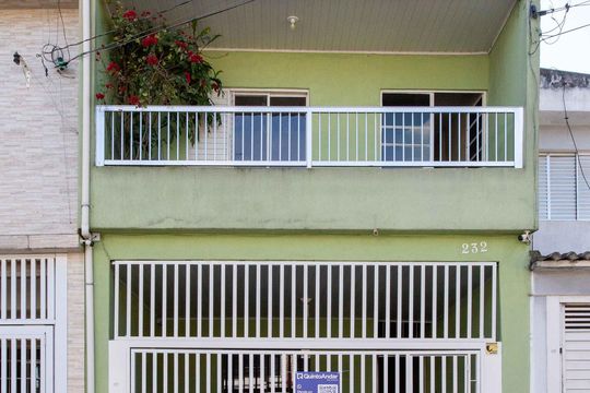 Fachada de casa à venda com 6 quartos, 300m² em Taboão, Diadema