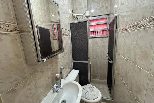 Banheiro de apartamento para alugar com 2 quartos, 40m² em Vila Valqueire, Rio de Janeiro