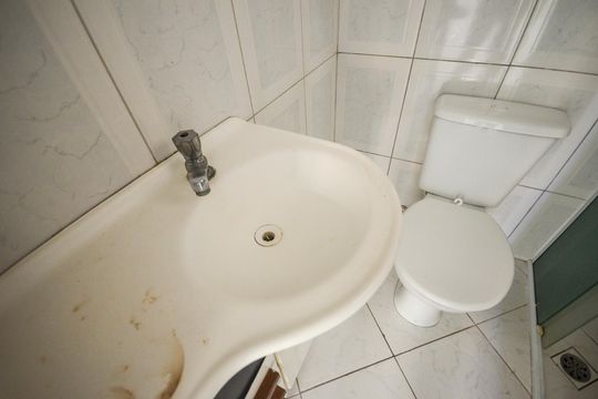 Banheiro de kitnet/studio para alugar com 1 quarto, 44m² em Vila Boacava, São Paulo