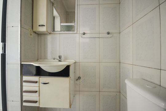 Banheiro de kitnet/studio para alugar com 1 quarto, 44m² em Vila Boacava, São Paulo