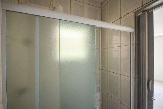Banheiro de kitnet/studio para alugar com 1 quarto, 44m² em Vila Boacava, São Paulo