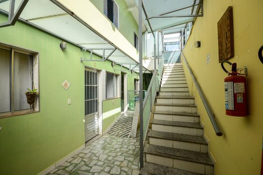 Escada de kitnet/studio para alugar com 1 quarto, 44m² em Vila Boacava, São Paulo
