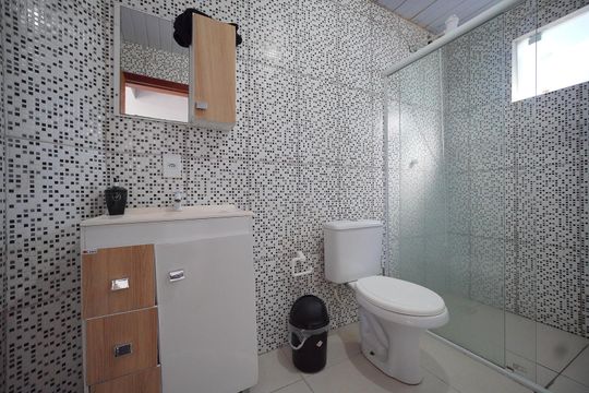 Banheiro de apartamento para alugar com 1 quarto, 25m² em São João do Rio Vermelho, Florianópolis
