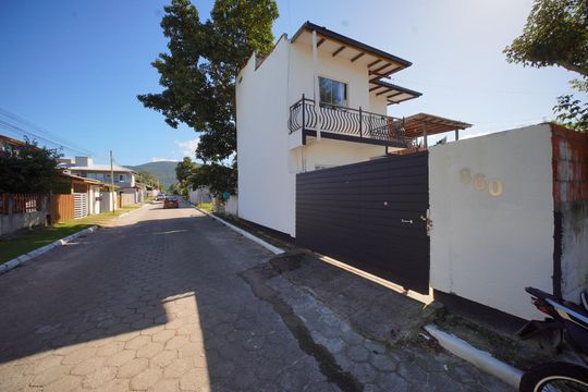 Fachada de apartamento para alugar com 1 quarto, 25m² em São João do Rio Vermelho, Florianópolis