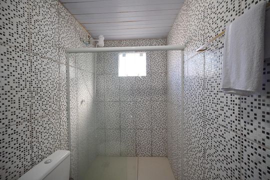 Banheiro de apartamento para alugar com 1 quarto, 25m² em São João do Rio Vermelho, Florianópolis