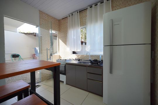 Sala/Cozinha de apartamento para alugar com 1 quarto, 25m² em São João do Rio Vermelho, Florianópolis