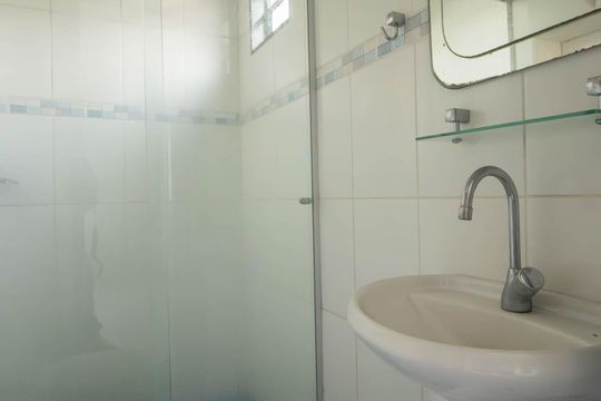 Banheiro de apartamento para alugar com 2 quartos, 70m² em Engenho Pequeno, São Gonçalo