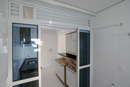 Área de Serviço de apartamento para alugar com 3 quartos, 86m² em Loteamento Mogilar, Mogi das Cruzes