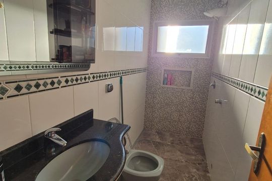 Banheiro social de casa para alugar com 3 quartos, 250m² em Parque Via Norte, Campinas