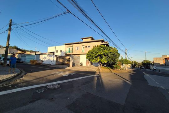 Fachada  de casa para alugar com 3 quartos, 250m² em Parque Via Norte, Campinas