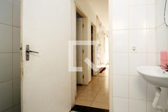 Banheiro social de apartamento à venda com 2 quartos, 55m² em Conceicao, Osasco
