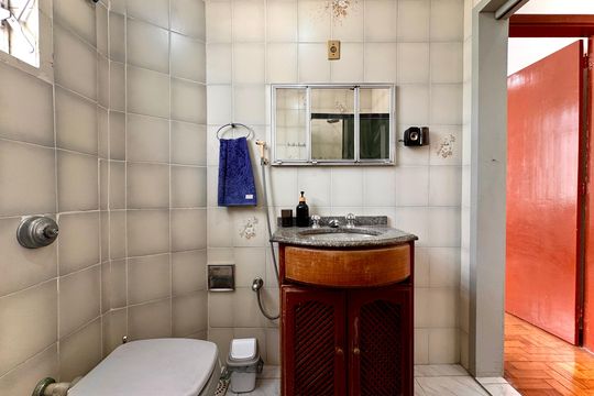 Banheiro social de apartamento à venda com 2 quartos, 75m² em Catete, Rio de Janeiro