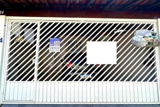 Placa instalada na fachada do imóvel de casa à venda com 2 quartos, 152m² em Vila Alianca, Guarulhos