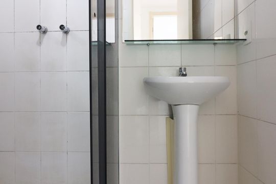 Banheiro social de apartamento para alugar com 2 quartos, 49m² em Ferrazópolis, São Bernardo do Campo