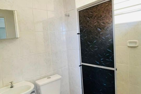 Banheiro social de apartamento para alugar com 2 quartos, 54m² em Jardim Arco-iris, Cotia