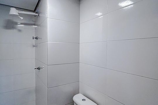 Banheiro social de apartamento para alugar com 1 quarto, 25m² em Vila Carrão, São Paulo