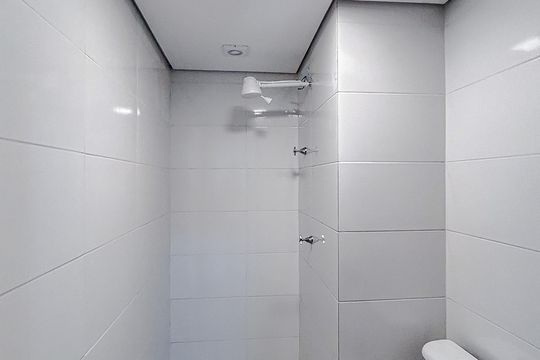Banheiro social de apartamento para alugar com 1 quarto, 25m² em Vila Carrão, São Paulo