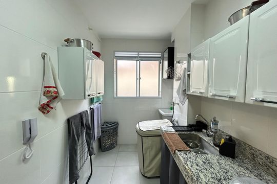 Cozinha de apartamento à venda com 2 quartos, 47m² em Braúnas, Belo Horizonte