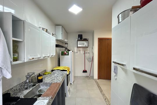 Cozinha de apartamento à venda com 2 quartos, 47m² em Braúnas, Belo Horizonte