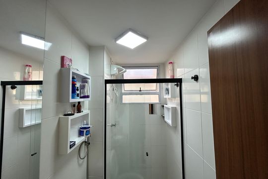 Banheiro de apartamento à venda com 2 quartos, 47m² em Braúnas, Belo Horizonte