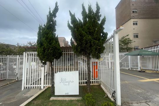 Fachada de apartamento para alugar com 2 quartos, 47m² em Petrópolis, Cotia