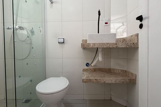 Banheiro de kitnet/studio para alugar com 1 quarto, 25m² em José Menino, Santos