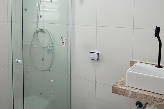 Banheiro de kitnet/studio para alugar com 1 quarto, 25m² em José Menino, Santos