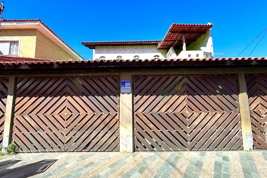 Placa instalada na fachada do imóvel  de casa à venda com 4 quartos, 395m² em Parque Continental I, Guarulhos