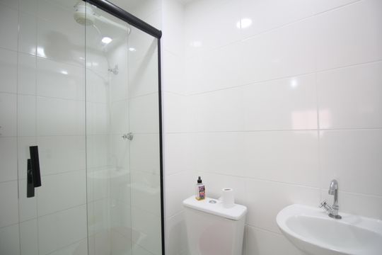 Banheiro de kitnet/studio para alugar com 1 quarto, 36m² em Paraíso do Morumbi, São Paulo