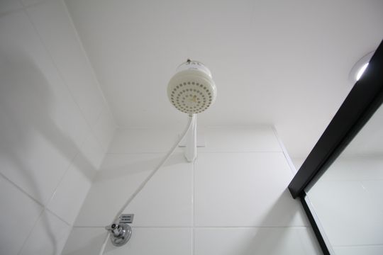 Banheiro de kitnet/studio para alugar com 1 quarto, 36m² em Paraíso do Morumbi, São Paulo